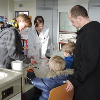 kriminaltechnische-ermittlungen-in-der-chemie Montessori-Schulzentrum Leipzig - Neuigkeiten - Freude - Arbeit - Stolz